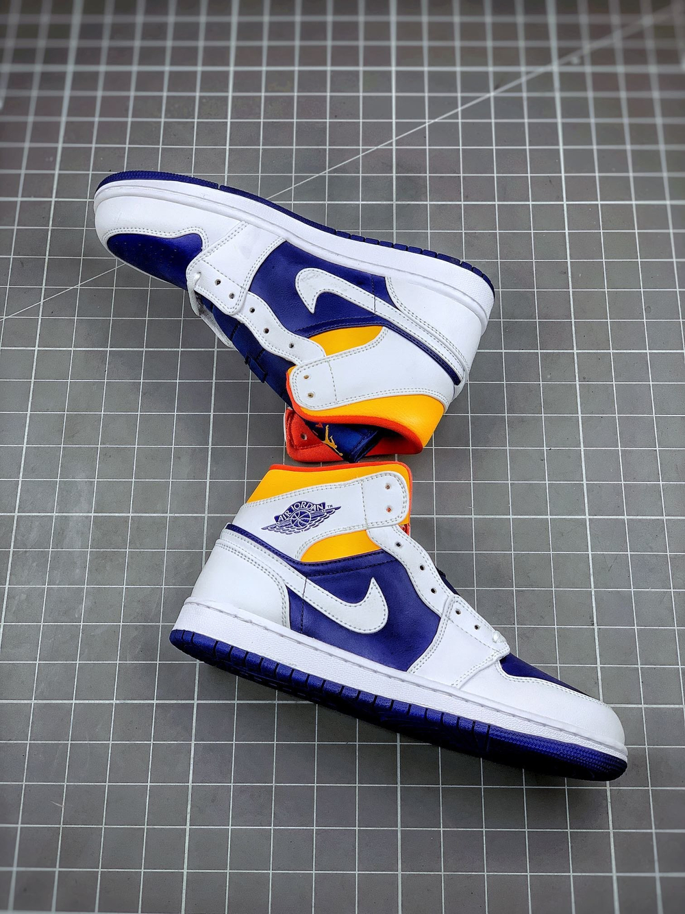 AIR JORDAN 1 MID WHITE/DEEP ROYAL BLUE-TRACK RED-LASER ORANGE