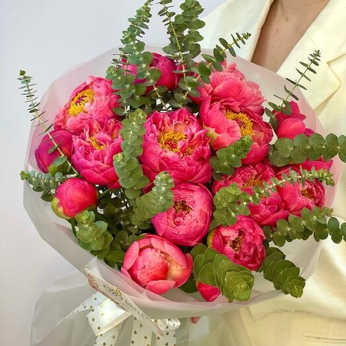 Монобукет из 15 пионов Коралл Шарм c эвкалиптом. Монобукет 037 Chalet Green