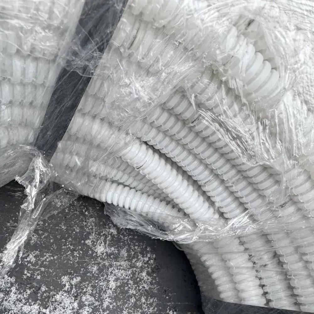 Гофра ПНД 16 мм труба гофрированная с зонтом белая для кабеля 100м (клипсы в комплекте 100 шт)