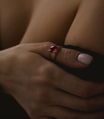 Кольцо-печатка Правлю миром с корундом рубина