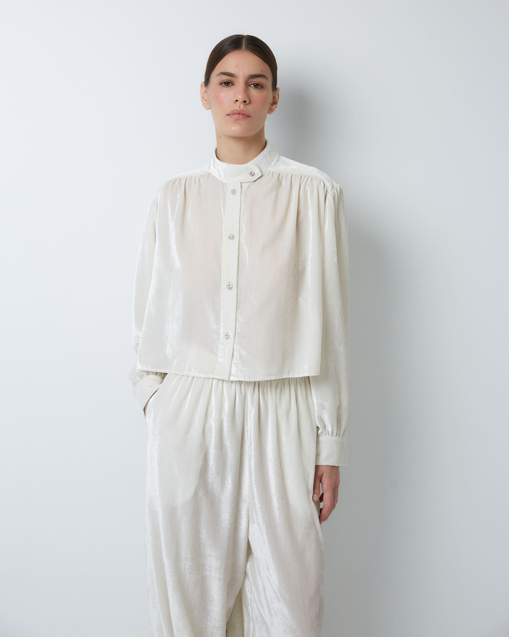 Комплект: блуза и брюки из шелкового бархата молочный