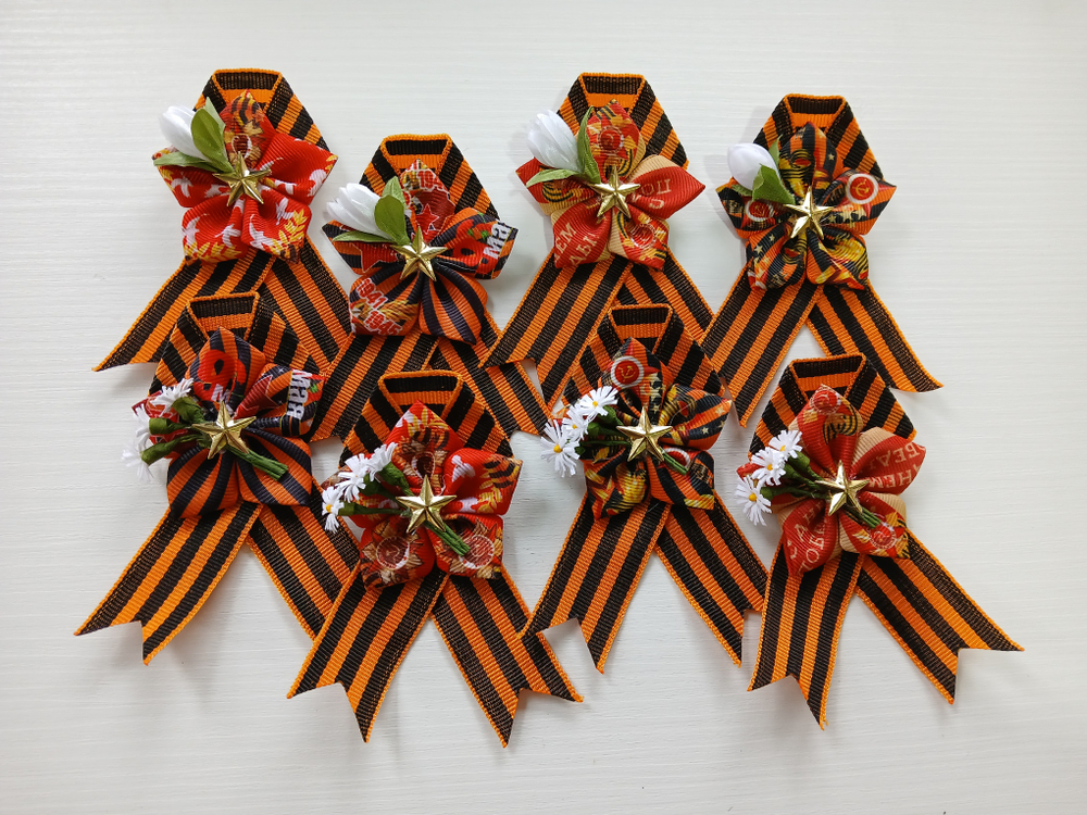 Брошь на 9 мая (Цветок) из георгиевской ленты с букетиком