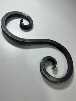 Кованый элемент волюта 130х330мм квадрат полнотелый 14х14мм