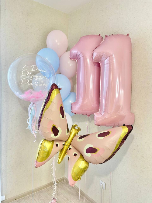 Большие нежно-розовые цифры с бабочкой, шариками и прозрачным баблсом с перьями и любой надписью