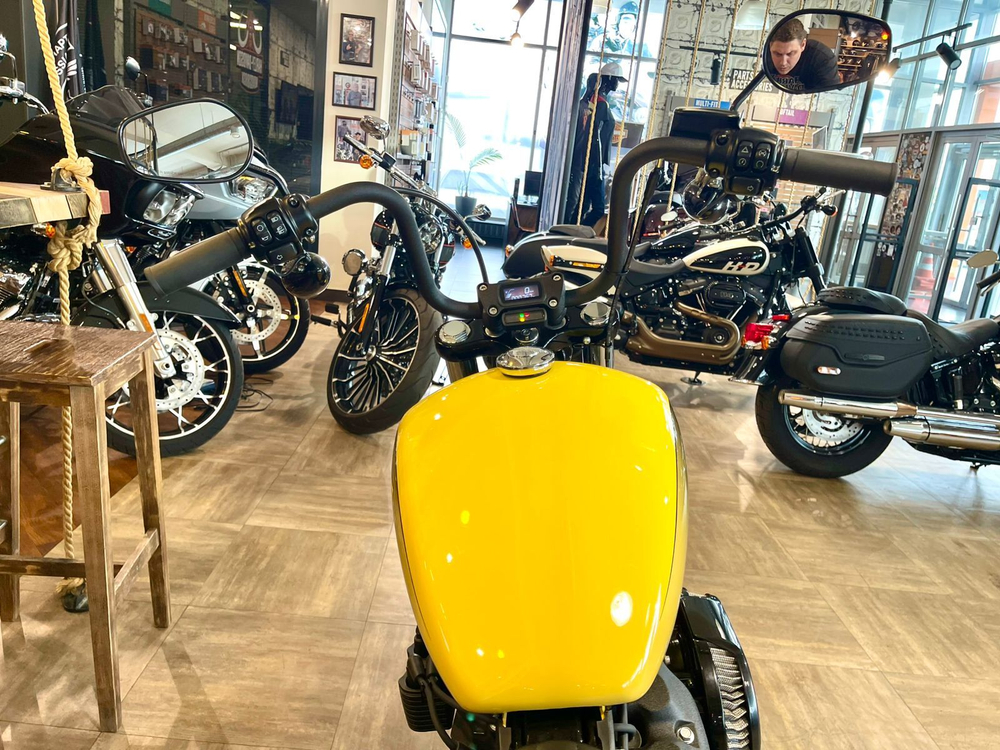 Street Bob 114 Harley-Davidson 2023 (Hightall Yellow)