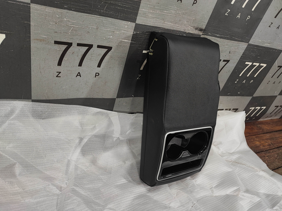 Подлокотник задний Toyota Camry (XV70/XV80) Б/У Оригинал 7134906050C0