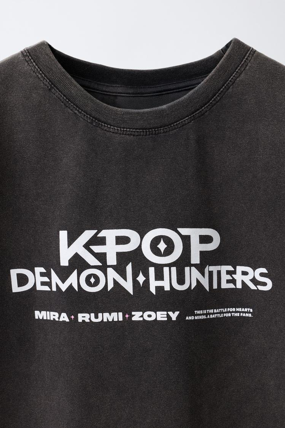 ZARA ФУТБОЛКА С ПРИНТОМ KPOP DEMON HUNTERS™ NETFLIX ©, АНТРАЦИТОВО-СЕРЫЙ