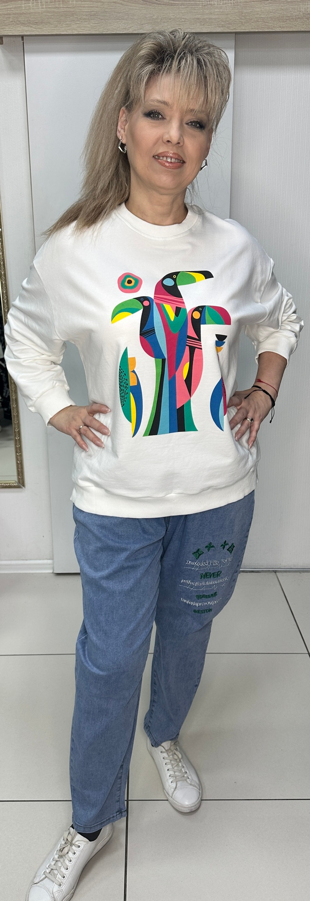 Свитшот-толстовка белая с цветными туканами