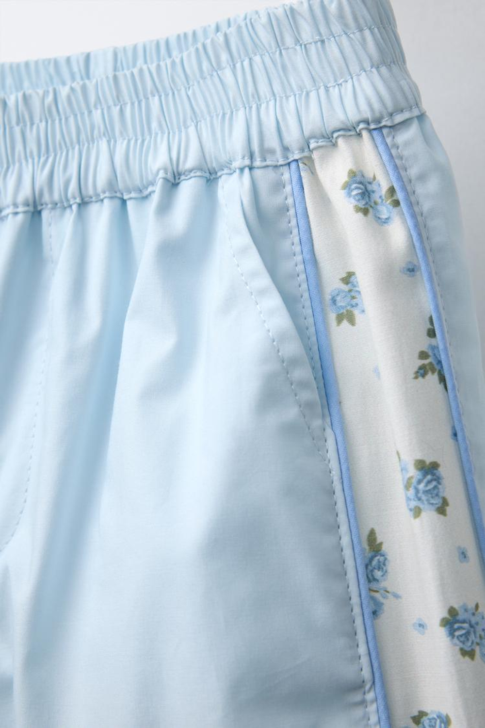 ZARA БРЮКИ ИЗ ВЫСОКОТЕХНОЛОГИЧНОЙ ТКАНИ С КОНТРАСТНЫМ ЦВЕТОЧНЫМ ПРИНТОМ, ГОЛУБОЙ