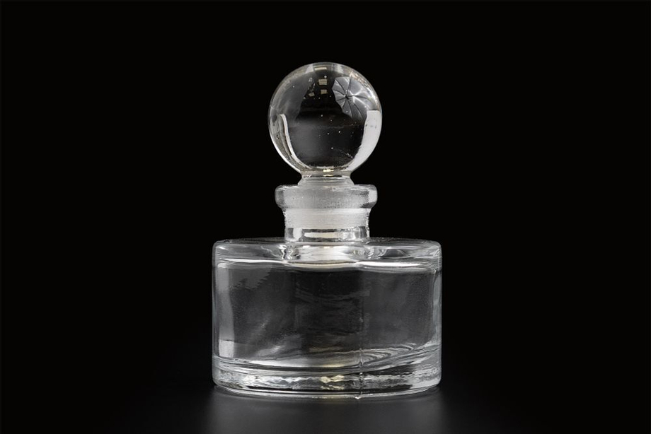 Стеклянный винтажный флакон с крышкой