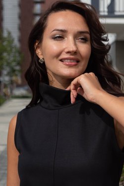 Черный топ без рукавов из вискозы