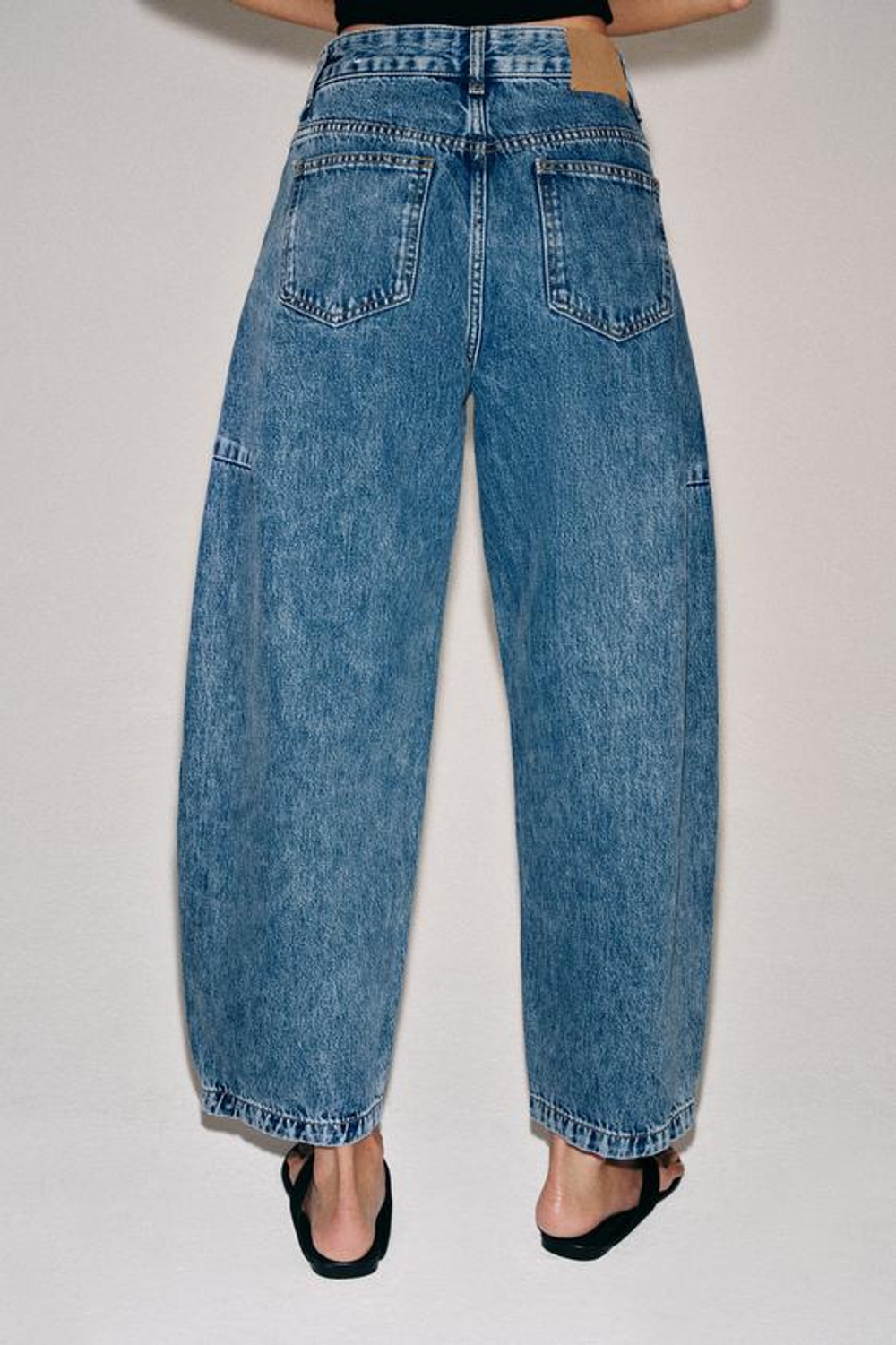 ZARA ДЖИНСЫ ZW COLLECTION ANKLE BALLOON СО СРЕДНЕЙ ПОСАДКОЙ, ВЫЦВЕТШИЙ СИНИЙ