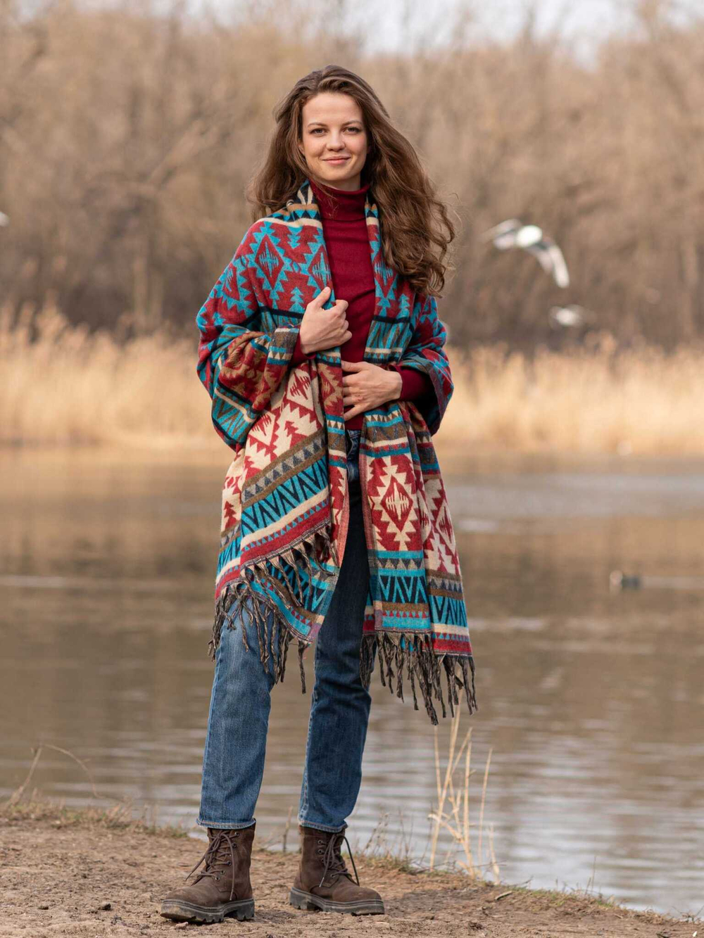 Теплый палантин с орнаментом