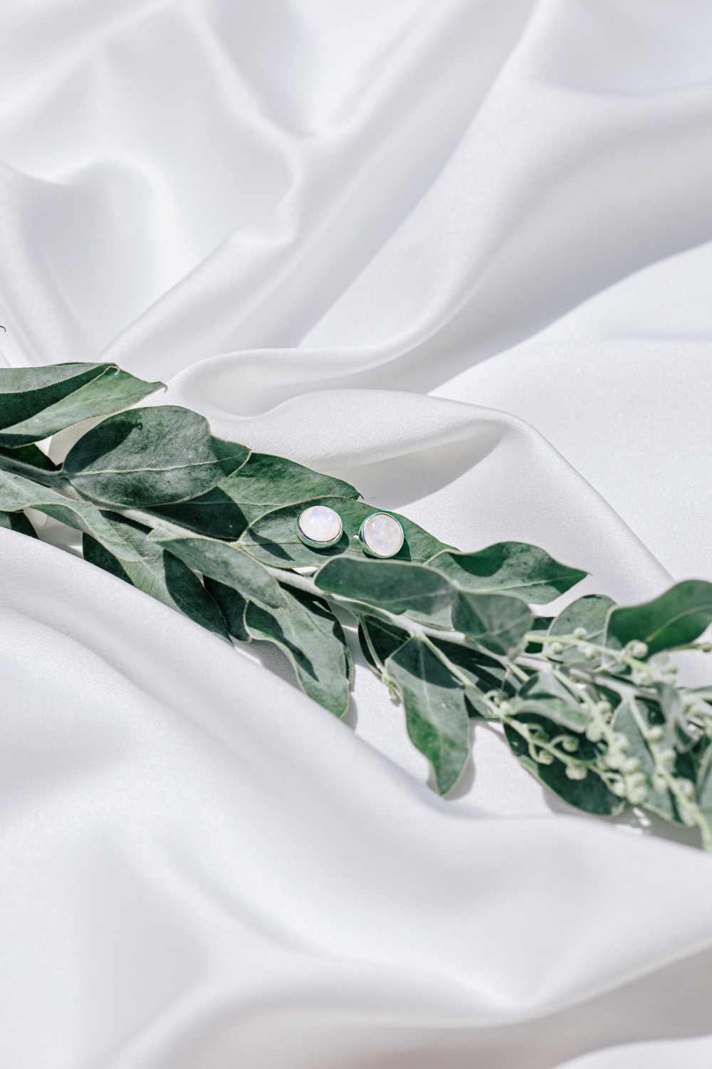 Серьги-пусеты с радужным лунным камнем