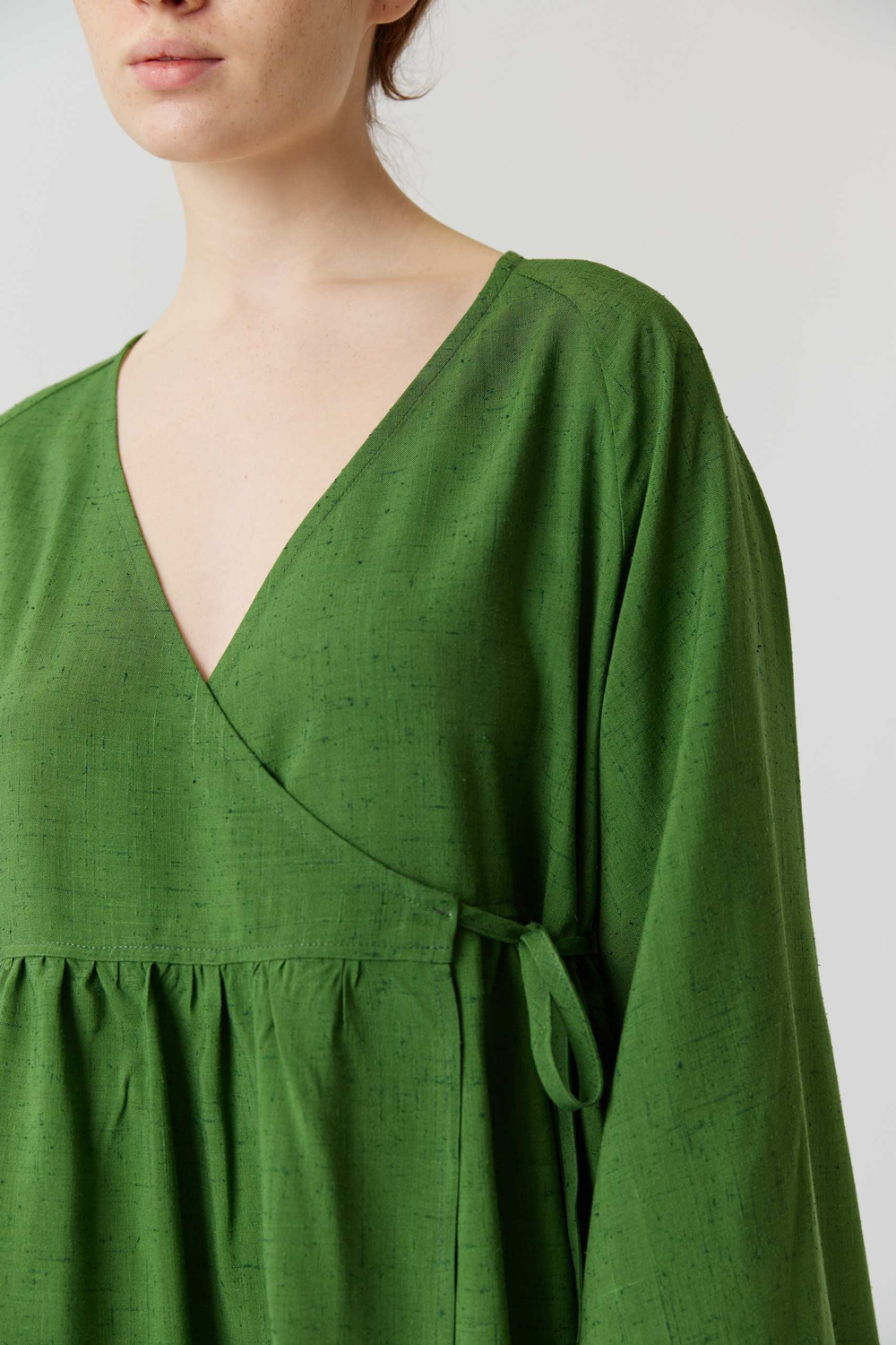 Платье на запах с широкими рукавами длины мини из зеленой вискозы с шёлком