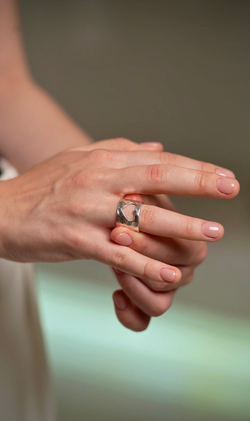 Широкое кольцо "Мама" с открытым сердцем