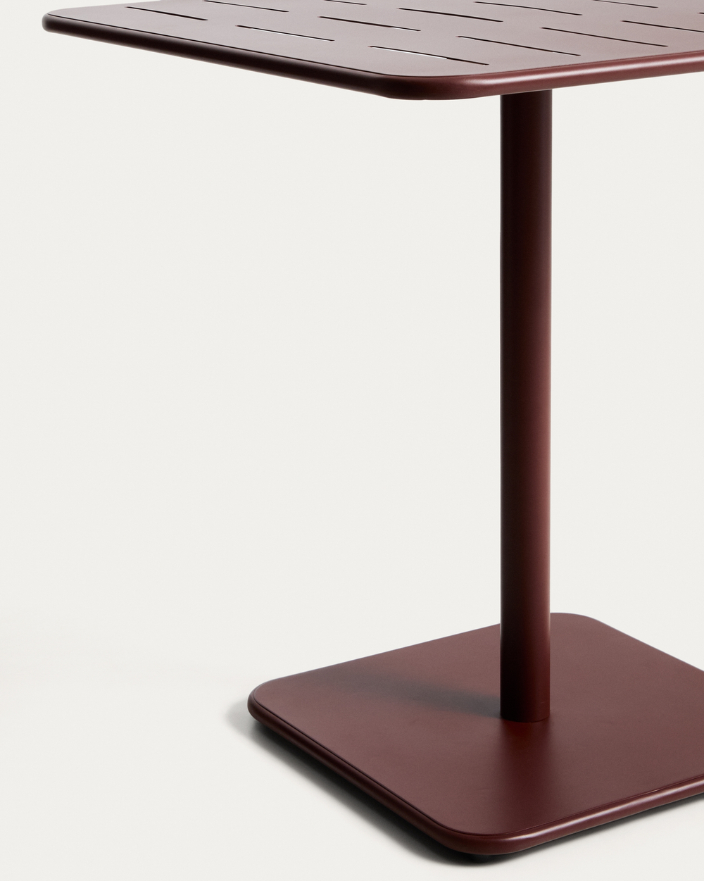 Уличный стол Brai из оцинкованной стали бордового цвета, 70 x 70 см