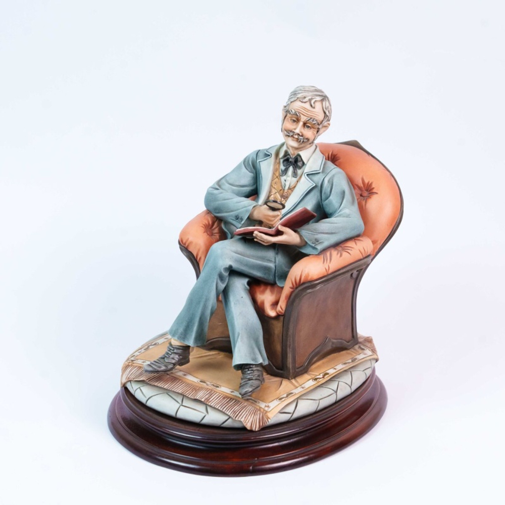 Фарфоровая мануфактура Capodimonte «Коллекционер марок»