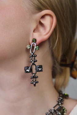 Серьги крупные геометрия с кристаллами серого, зеленого, желтого и оттенка хаки, оттенок графит