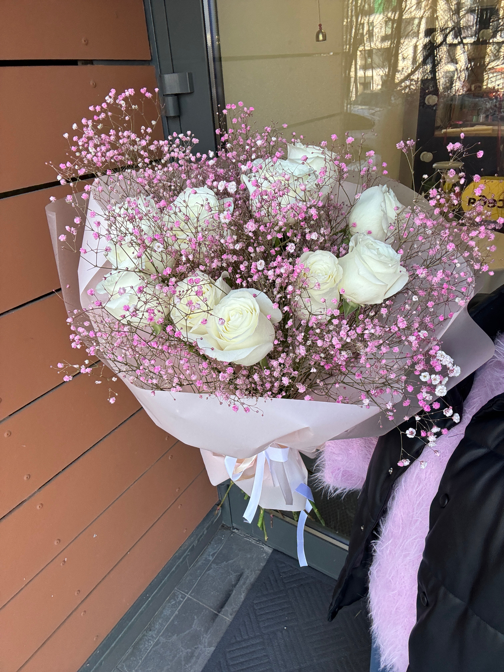 Букет из роз и гипсофил