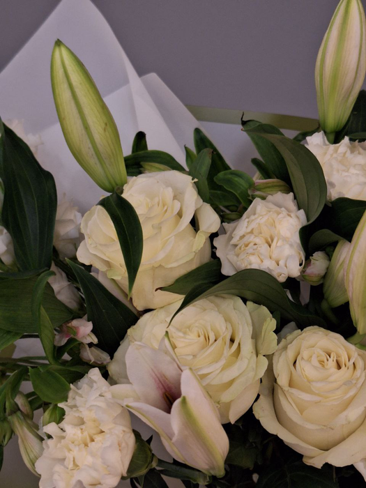 Букет в белых тонах с лилией