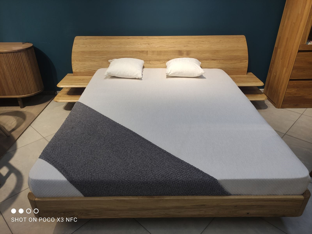 Кровать из массива дуба со встроенными полками Amandi