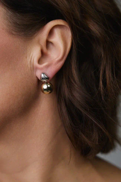 Серьги пусеты серебряные треугольники и золотые шарики