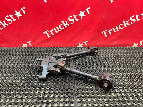 Кронштейн тяги реактивной в сборе