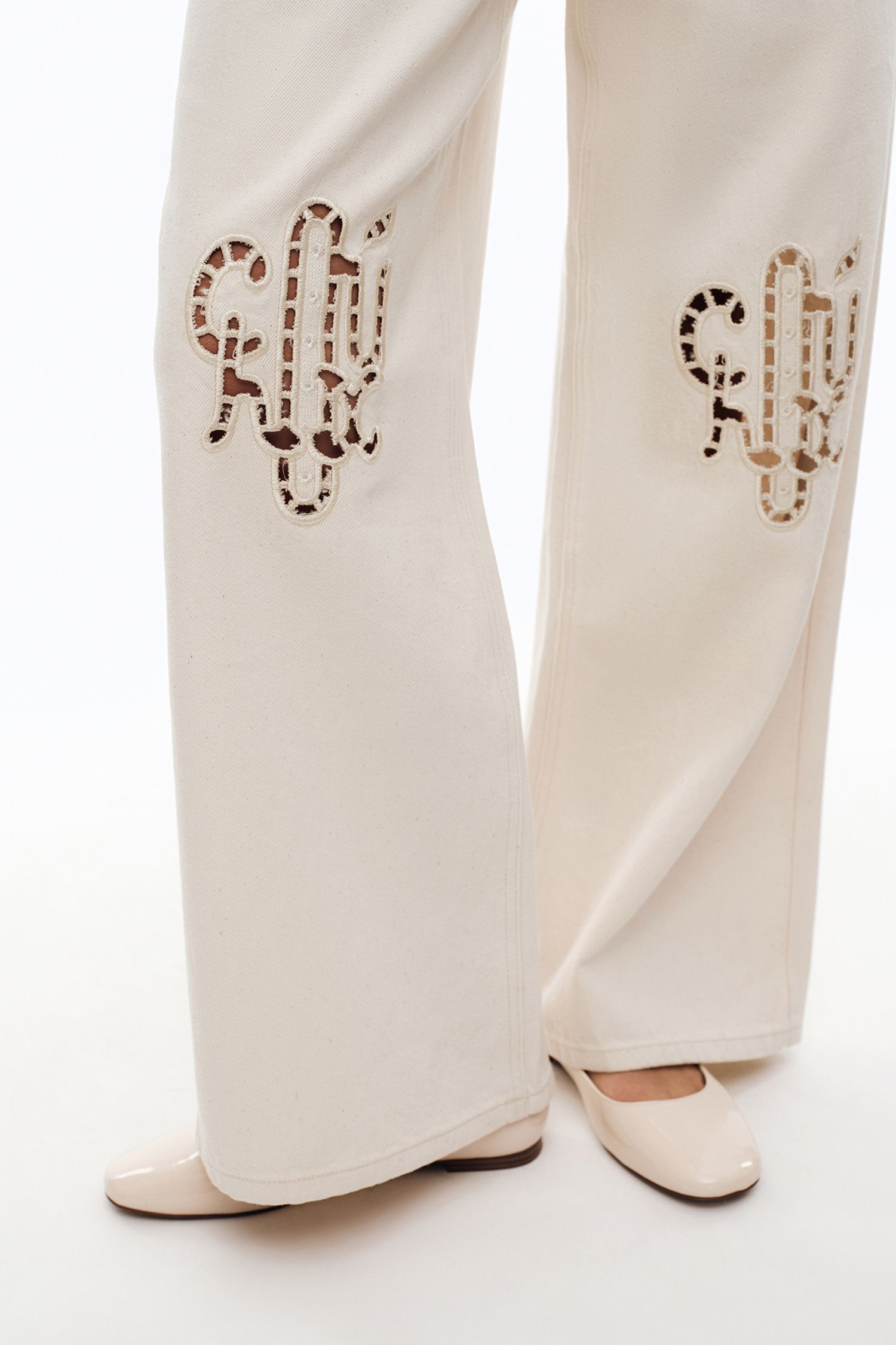 Джинсы с вышивкой (Ришелье), молочные