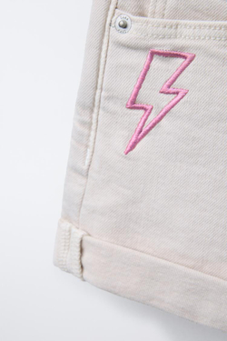 ZARA ДЖИНСОВЫЕ ШОРТЫ С ВЫШИВКОЙ «МОЛНИЯ», ЭКРЮ