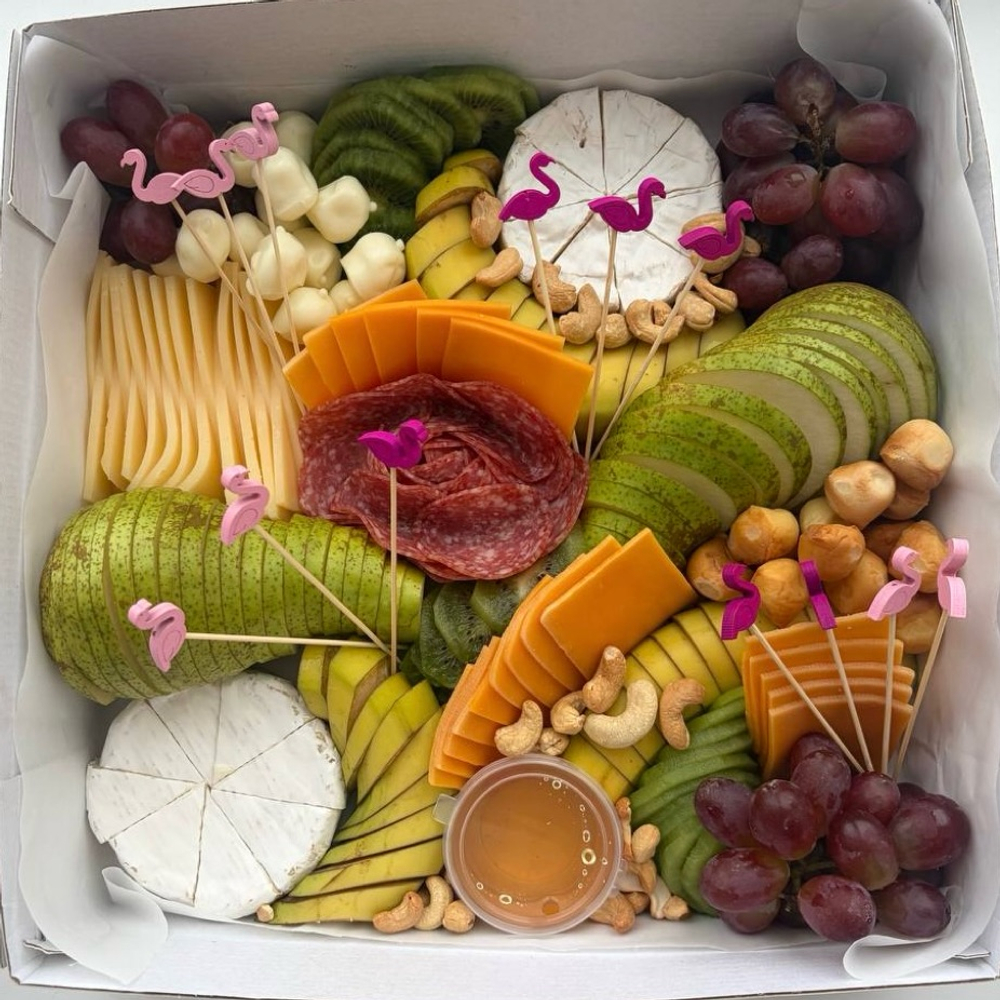 Бокс с фруктами и сырами(предзаказ)