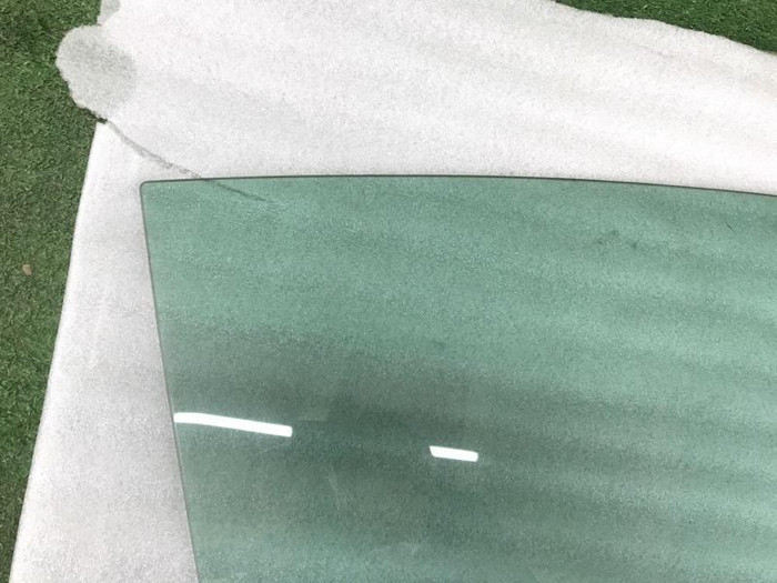 Стекло двери переднее правое Mercedes C w205 14-23