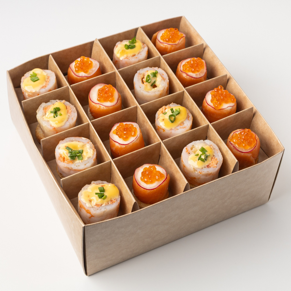 Бокс канапе с дальневосточным лососем и рулетиками из креветок с семгой