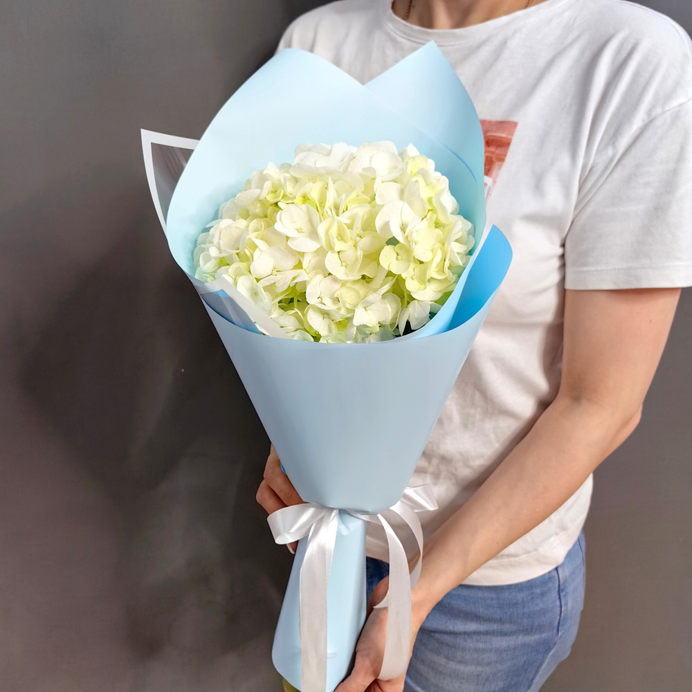 Букет с белой гортензией