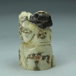 Нэцкэ Девушка с фонарем