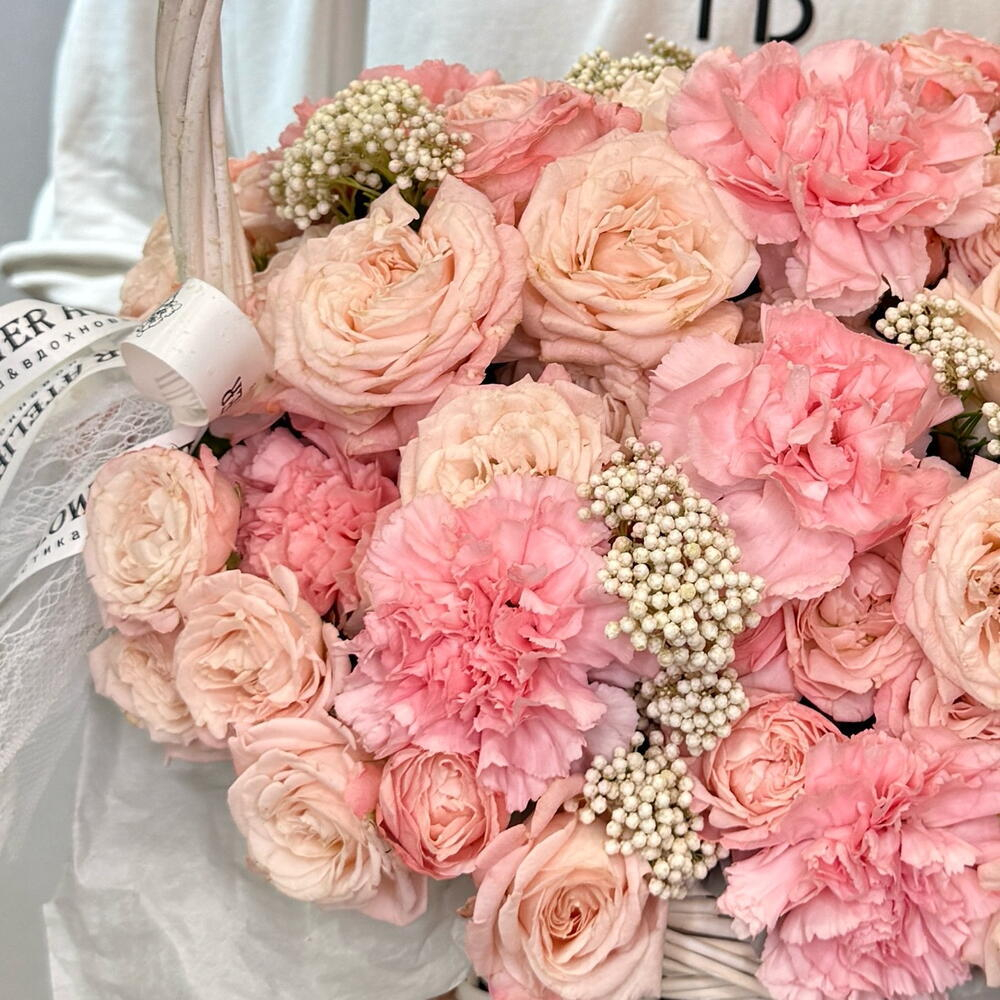 «Инсомния» Корзина с цветами из пионовидной кустовой розы и диантусов