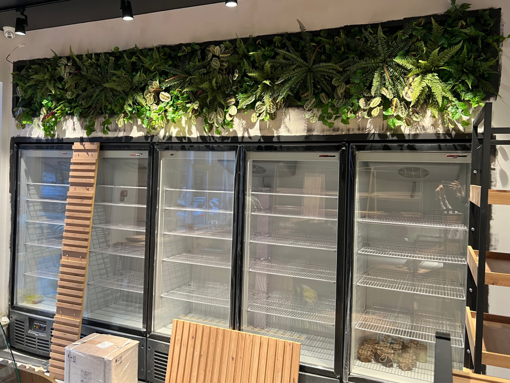 Вертикальное озеленение искусственными растениями