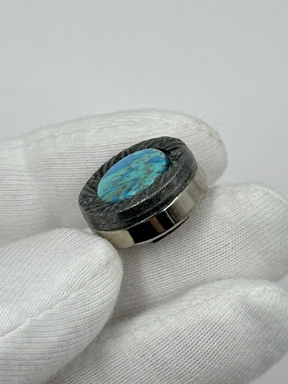 Накладка на пуговицу с голубой вставкой