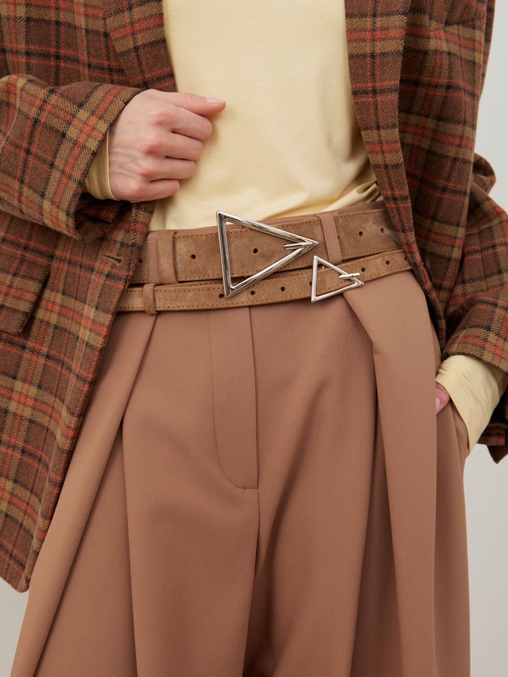 БАЗОВЫЙ ТОНКИЙ РЕМЕНЬ С ТРЕУГОЛЬНОЙ ПРЯЖКОЙ ЗАМША КАПУЧИНО