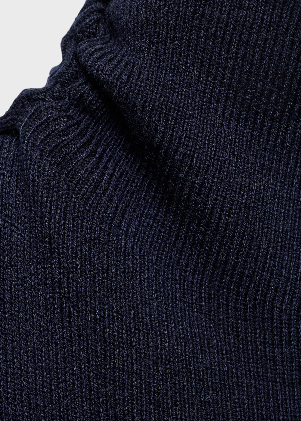 Джемпер с высоким воротом и сборкой