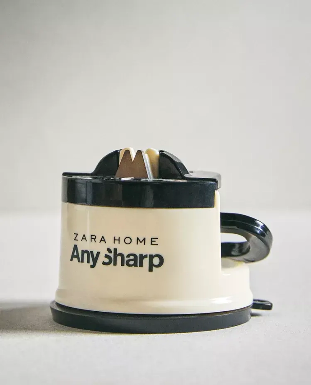 ZARA HOME СТАНОК ДЛЯ ЗАТОЧКИ НОЖЕЙ С ПРИСОСКОЙ, КРЕМОВЫЙ