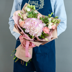 Нежный букет с гортензией и лизиантусами