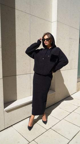 Черный женский костюм с юбкой