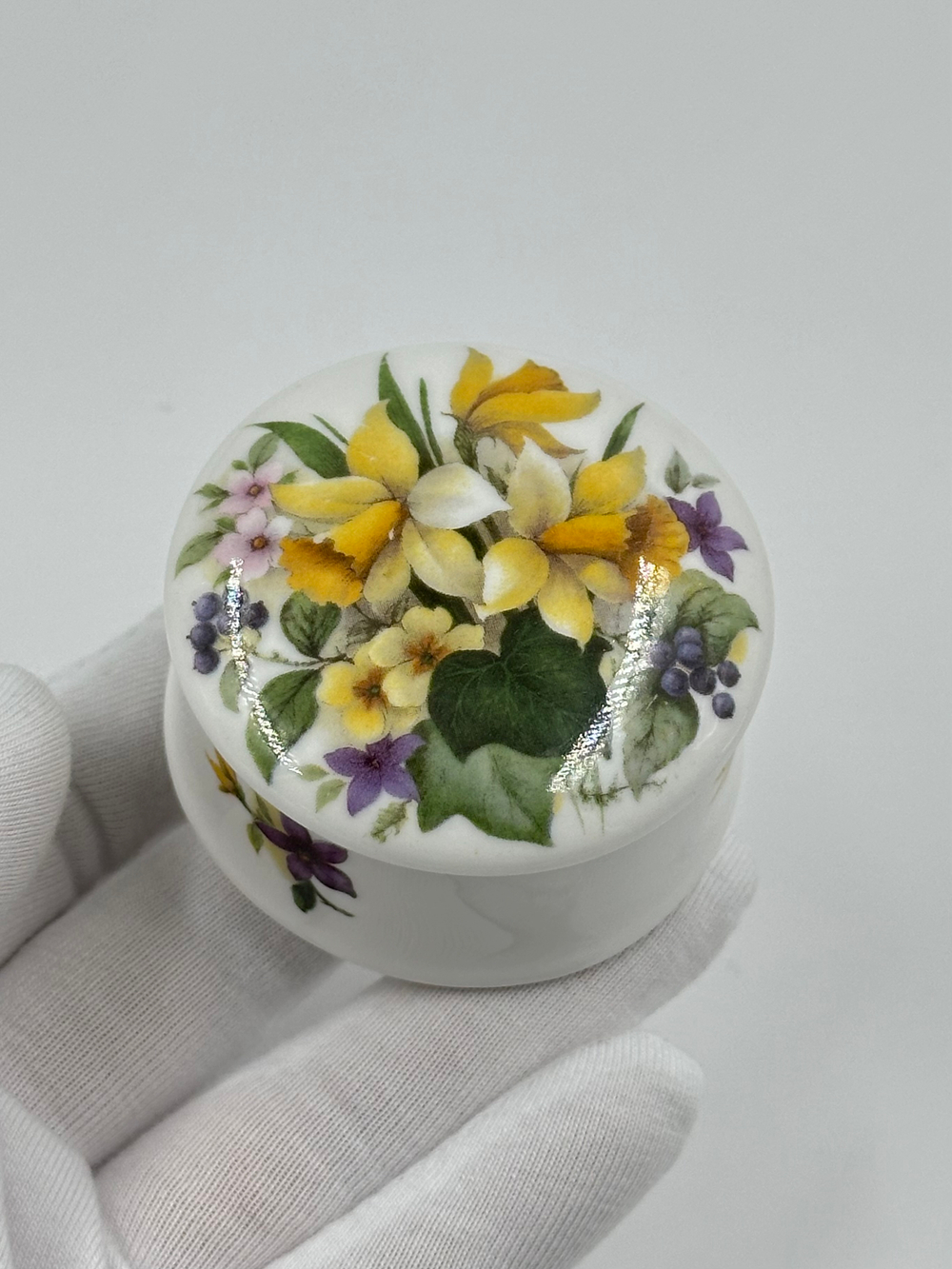 Миниатюрная шкатулка с цветами