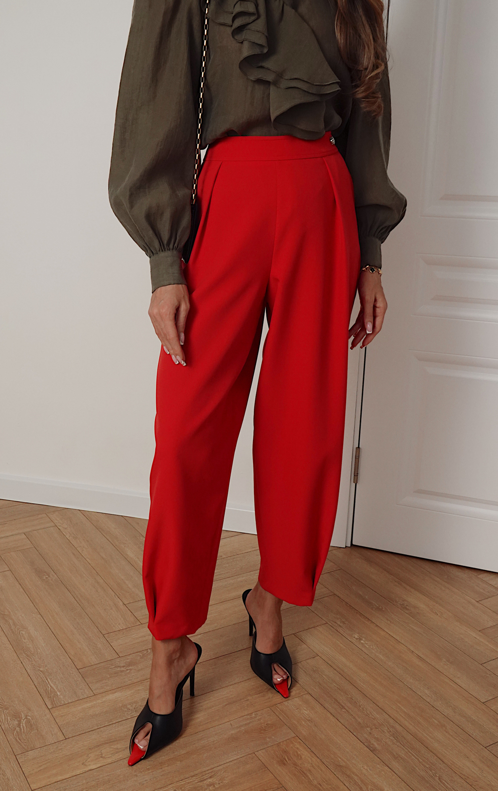 Брюки-баллоны с защипами на талии