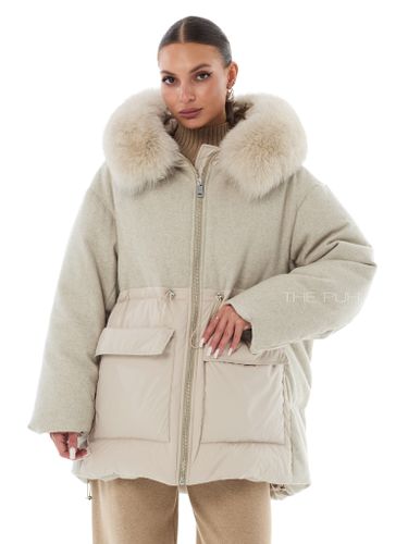 Комбинированный пуховик бежевого цвета с мехом песца