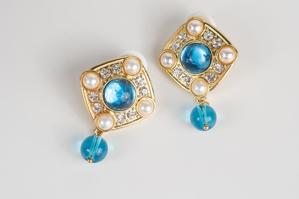 Винтажные серьги-пусеты Monet со вставками жемчужного, белого и синего цветов