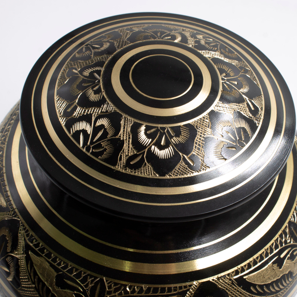 Урна для праха латунь с гравировкой "София" черное золото