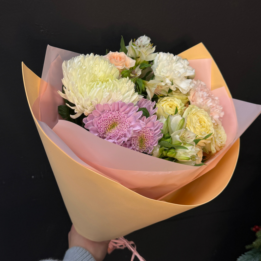 Букет из микса хризантем, кустовой розы и диантусов