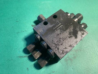 Распределитель смазки на 6 портов 2 отверстия (малый)